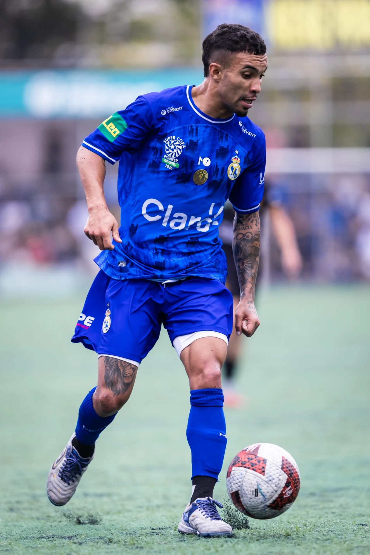 Atleta do Real Madruga em ação nas semifinais. Registro geral da competição; não comprova entrega Umbro.