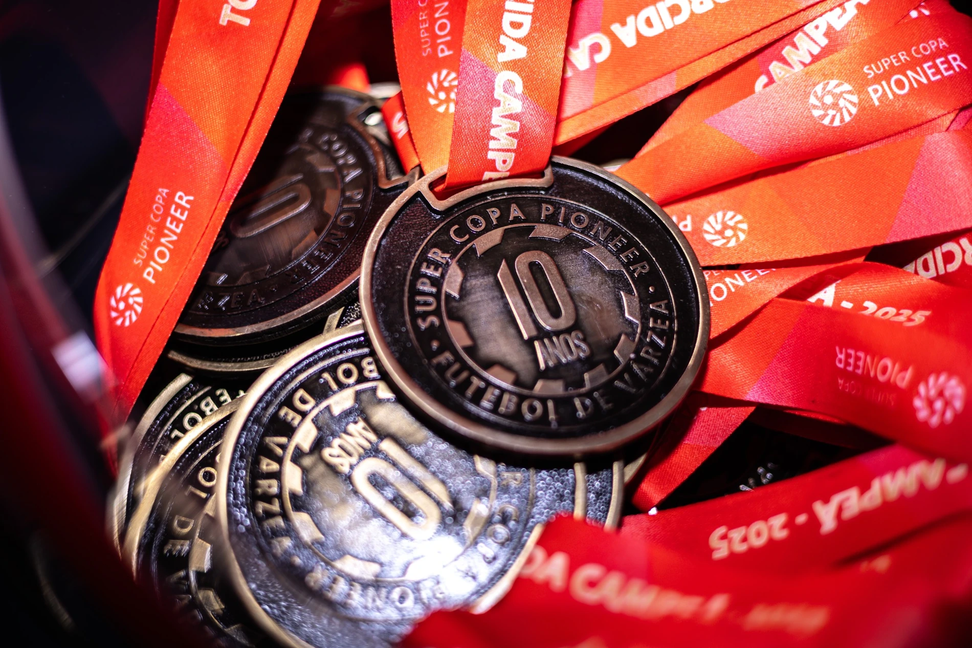 Medalhas comemorativas apresentadas no Congresso Técnico. Registro geral da competição; não comprova entrega Umbro.