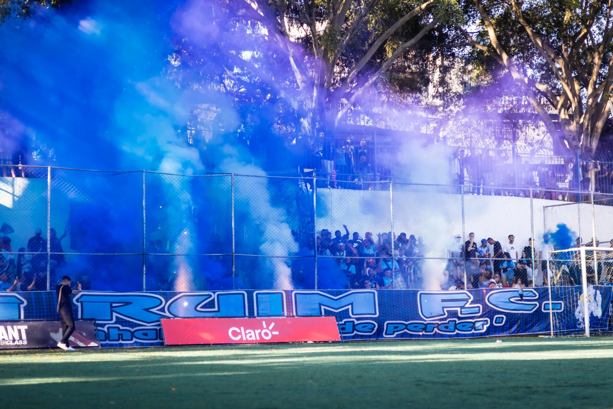 Torcida acompanha a competição junto ao campo. Registro geral da competição; não comprova entrega Umbro.