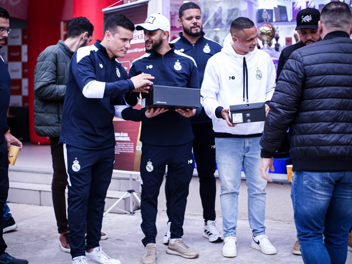 Participantes conversam e manuseiam caixas Umbro durante o encontro com as equipes. Registro do Churrasco Fair Play, no acervo da SCP 2026.