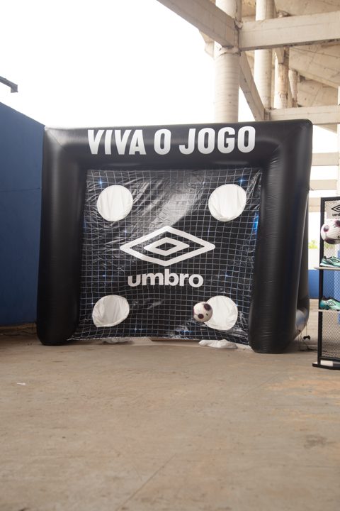 Alvo Viva o Jogo com a marca Umbro e bola posicionada à frente, na Grande Final da SCP 2026.