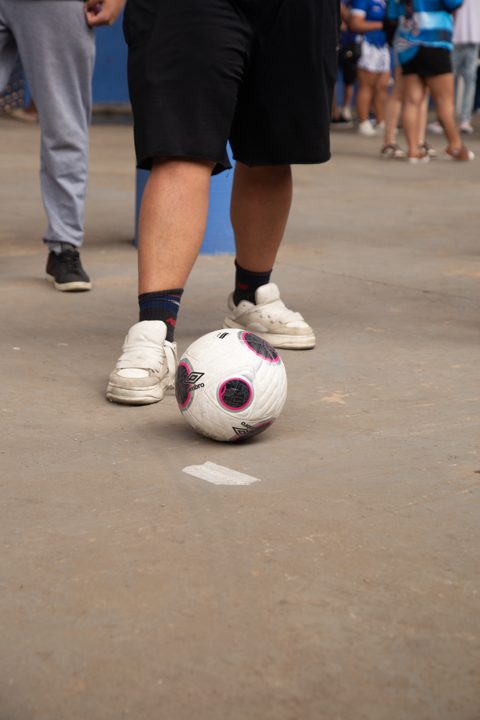Participante posiciona a bola Umbro no espaço Viva o Jogo durante a Grande Final da SCP 2026.