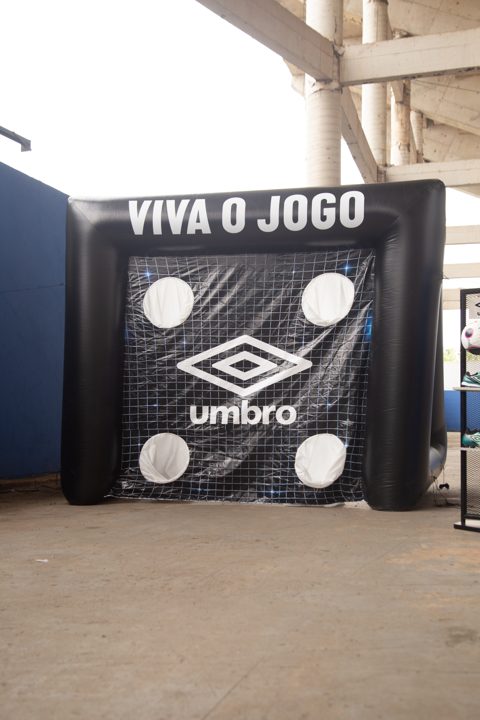 Gol inflável Viva o Jogo com o duplo diamante e o nome Umbro em destaque, no espaço de interação da Grande Final da SCP 2026.
