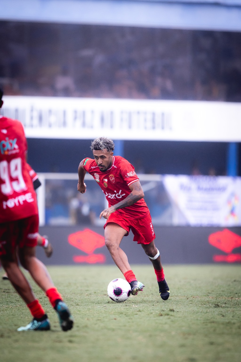 Lance da Grande Final com o símbolo Umbro exibido no LED ao fundo. Origem: VERO-206.jpg, pasta Grande Final / Thiago. A duração de 15 segundos rotativos depende de gravação ou relatório de inserções.