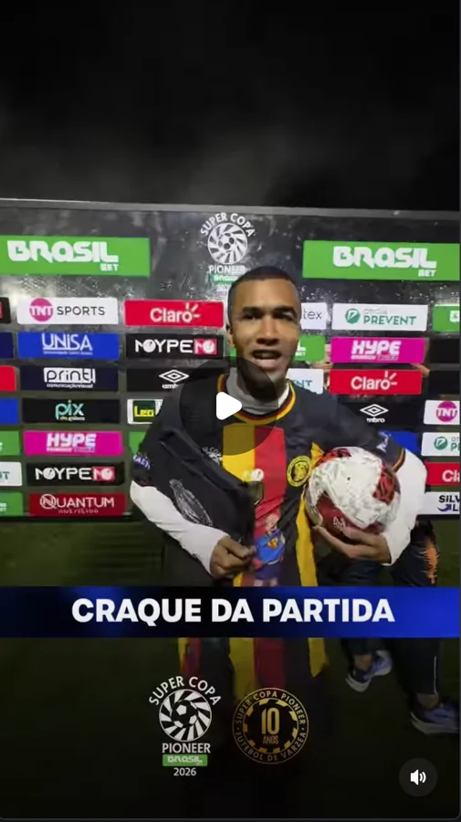 Captura de vídeo de participante com bola e peça de vestuário, diante de um painel com a marca Umbro. O conteúdo traz a identificação “Craque da partida”. Registro enviado pela Scout Sports para o acervo do Hat-trick Umbro.