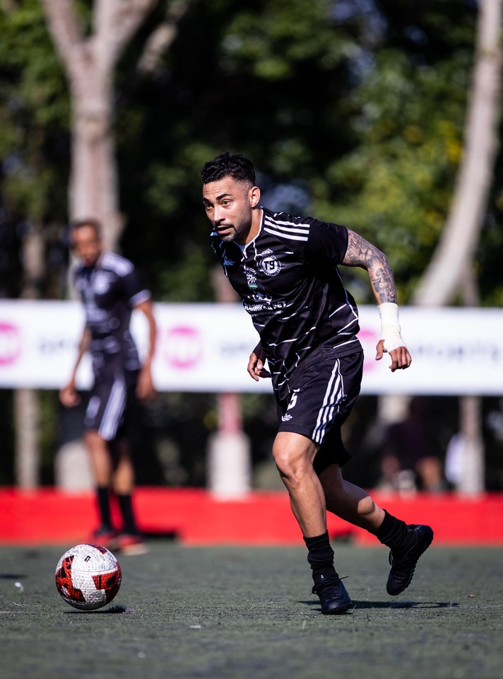 Atleta do T9 conduz a bola com o duplo diamante Umbro visível durante Tiradentes × T9. O registro está na pasta de oitavas de final, Santa Amélia, do acervo SCP 2026. A imagem comprova o uso visível nesse lance, sem aferir a exclusividade em toda a competição.